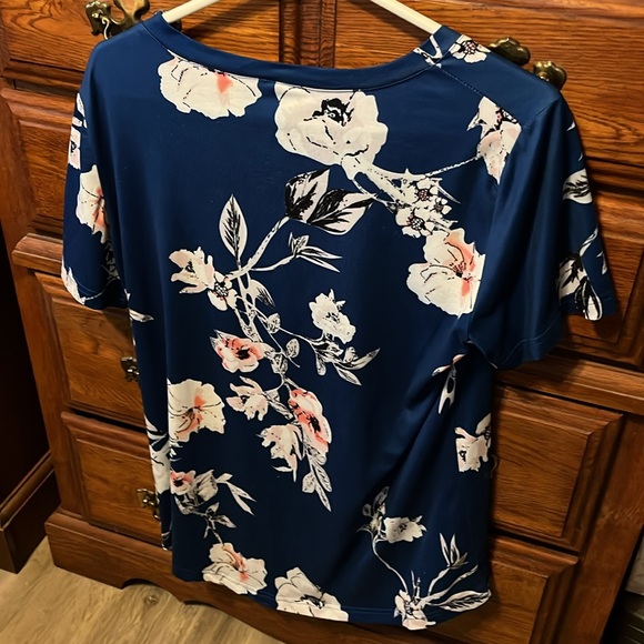 Blue floral top size large - Picture 3 of 4
